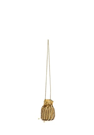Petit sac bourse doré à cordon avec des rayures verticales tressées et une longue bandoulière fine.