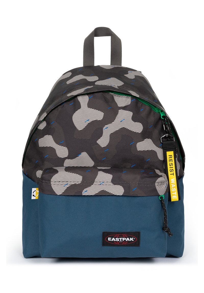 Zaino con un motivo mimetico grigio e bianco, dettagli blu, una parte inferiore blu scuro e un logo nero. Presenta una maniglia superiore e una cerniera.
