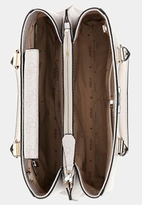 Beige Guess håndtaske set ovenfra, der viser tre rum med en central lynlåslomme og mærkestofforing.