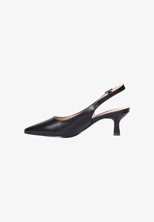 Scarpa con tacco kitten slingback in pelle nera con punta affilata e cinturino regolabile con fibbia, vista laterale destra su sfondo bianco.