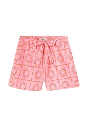 Shorts roses avec une taille élastique et un détail de nouage, présentant un motif de soleil répété entouré d'orange. Tissu léger avec une coupe décontractée.