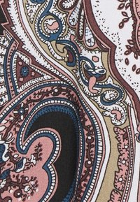 Mönstrad tyg med intrikat paisleymönster i rosa, blått, svart och gräddfärgat, med detaljerade svängar och blomsteraccent.
