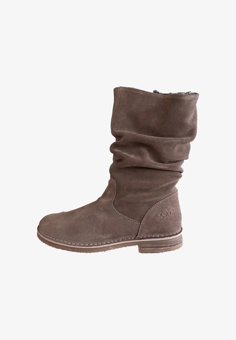 Bruine suède enkelboot met een slouchy ontwerp, een ronde neus en een platte hak. Beschikt over een gestikte zool en subtiele branding aan de zijkant.