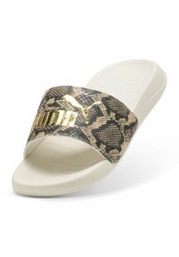 PUMA slide sandal med et slangeprintmønster i sort, guld og beige. Den har en bred rem og en struktureret hvid sål for godt greb.