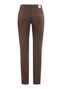 Brune bukser med lige ben, baglommer og en mærkat i linningen, set bagfra på en hvid baggrund.