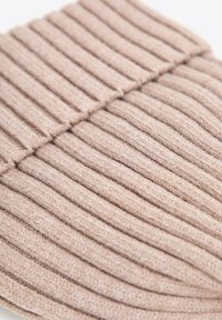 Cappello a cuffia in misto lana beige chiaro con texture a coste verticali, caratterizzato da un orlo ripiegato e un aspetto caldo e accogliente.