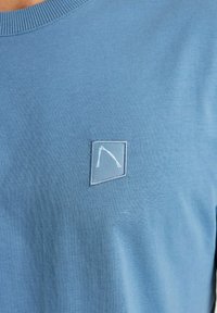 CHASIN' FLOWERED - T-shirt print - blue