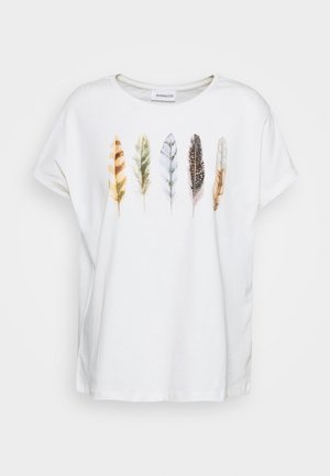 T-shirt en coton blanc à manches courtes, présentant un imprimé de sept plumes multicolores de différentes formes et motifs sur le devant.