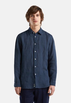 Camisa de lino de manga larga en azul oscuro con cuello abotonado y botones blancos, que presenta una tela texturizada y un corte relajado.