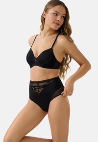 Ensemble de lingerie noire comprenant un soutien-gorge lisse avec un accent en dentelle et un bas taille haute doté de mesh et de détails en dentelle florale.