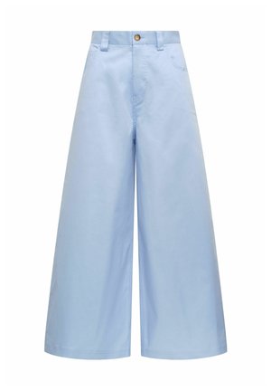 Pantaloni larghi azzurri chiari cropped con bottone frontale, chiusura con cerniera, passanti per cintura e tasche anteriori.