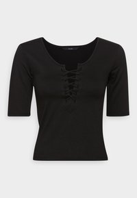 Černý žebrovaný top s krátkými rukávy a hlubokým výstřihem do V, se středovým krajkovým detailem ve tvaru trojúhelníku.