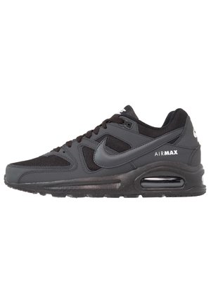 Chaussure de sport Nike Air Max noire avec semelle à coussin d'air visible, devant à lacets, et logo Nike swoosh sur le côté et le talon.