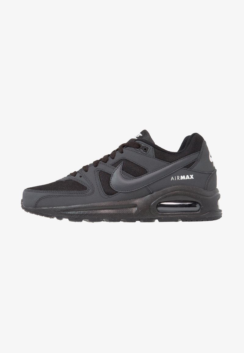 Chaussure de sport Nike Air Max noire avec semelle à coussin d'air visible, devant à lacets, et logo Nike swoosh sur le côté et le talon.