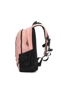 Zaino con un tessuto rosa chiaro testurizzato e accenti neri. È dotato di due scomparti principali, una tasca laterale in rete e spallacci regolabili.
