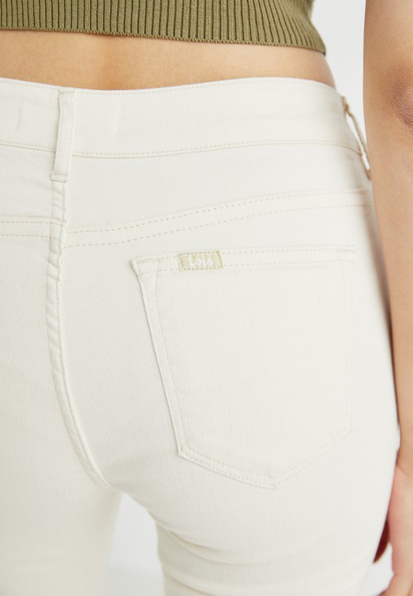 RAVAL  - Flared Jeans - megalia crudo4