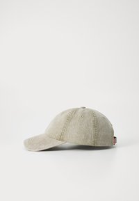 Cappellino da baseball di un verde oliva chiaro, realizzato in cotone, con visiera curva, strap regolabile e logo ricamato sul davanti.