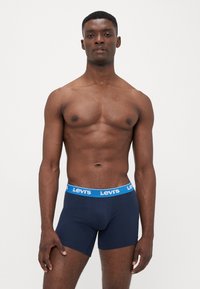 Boxeri scurți pentru bărbați, de culoare bleumarin, confecționați dintr-un material elastic, cu un brâu moale ce are logo-ul alb "Levi's". Design ajustat.