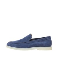 Blå mocka slip-on loafers med rund tå och vit gummisula, med en slät finish och minimal sömnadsdetalj.