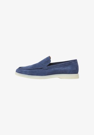 Plavi nubuk slip-on loafer s zaobljenim vrhom i bijelim gumennim potplatom, s glatkom završnom obradom i minimalnim detaljima šivanja.