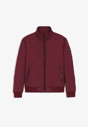 Donkerrode doorgestikte jas met opstaande kraag, ritssluiting aan de voorkant, ritssluiting-zijzakken, geribbelde manchetten en zoom, en een BOSS-logopatch op de linker mouw.