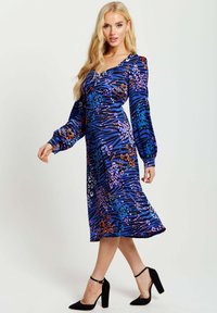 Liquorish VIVID ZEBRA PRINT MIDI WITH FRONT SLIT - Day dress - blue