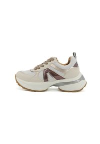 Sneakers con tomaia in rete color beige chiaro, con dettagli marroni lucidi, suola bianca spessa e punta rotonda. Il design include lacci e un linguetta per il tallone.