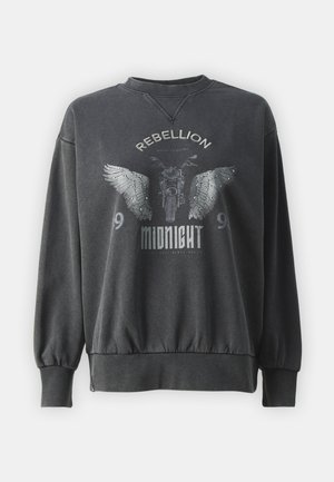 Sweatshirt cinza escuro com mangas longas, punhos e bainha canelados, apresentando uma impressão gráfica de asas de motocicleta e o texto "REBELLION MIDNIGHT."