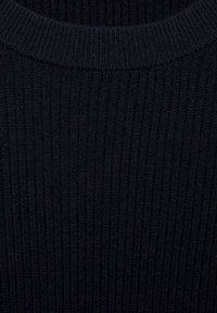 Černý žebrovaný pletený svetr s kulatým výstřihem. Textura je měkká a jednotná po celé ploše, s hladkým povrchem.