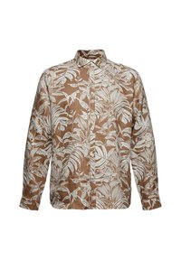 Chemise marron à manches longues boutonnée avec motif de feuilles tropicales blanches et col standard, affichée sur un fond blanc uni.