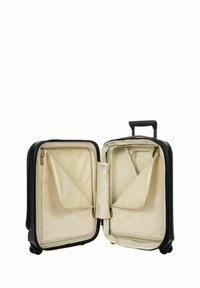 Valigia rigida nera con manico estraibile; aperta che mostra un interno beige, scomparti e tasche con cerniera. Quattro ruote.