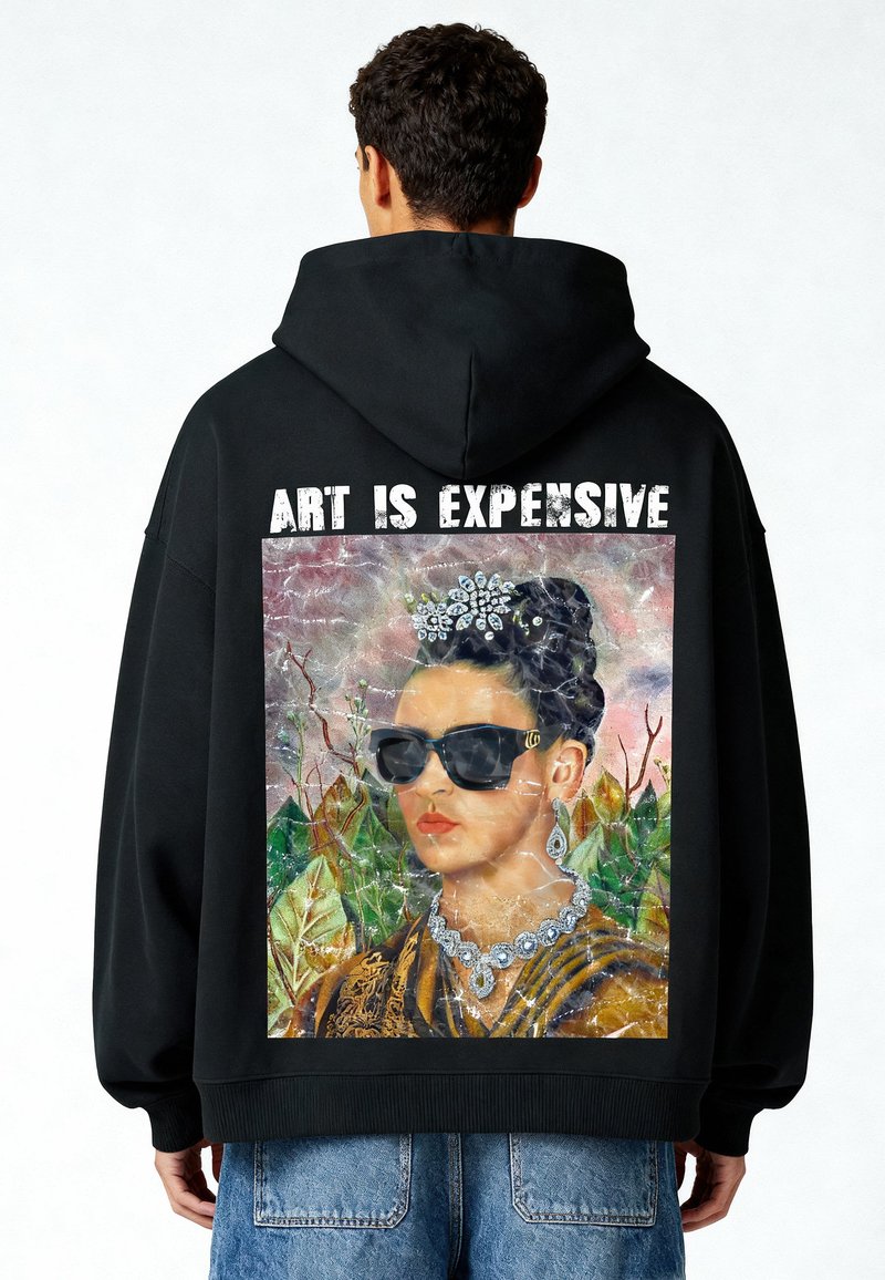 Felpa con cappuccio nera con una grande grafica con la scritta "L'ARTE È COSTOSA" e l'illustrazione di una donna che indossa occhiali da sole e gioielli.