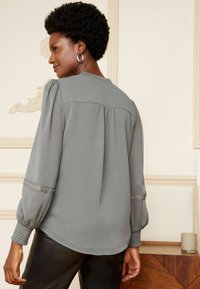 Love & Roses V NECK HARDWARE PETITE  - Blūze - grey