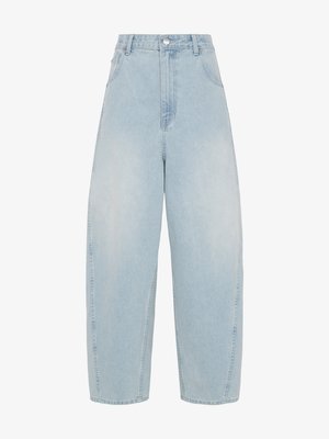 Svijetloplave traperice širokih nogavica s visokim strukom, prednjim zatvaračem na gumbe i zatvaračem na patentni zatvarač, omčama za remen i bočnim džepovima.