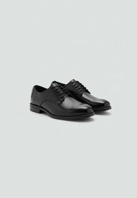 Schwarze Leder-Dressschuhe mit einer glatten Textur, runder Zehenform, Schnürdesign und niedrigem Absatz. Der minimalistische Stil weist keine zusätzlichen Akzente auf.