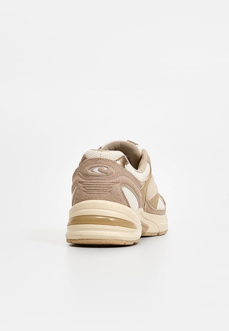 Beige Sport Schuh mit einem gemischten Materialdesign aus Mesh und Wildleder. Verfügt über eine gepolsterte Sohle und eine markante Kennzeichnung an der Ferse.