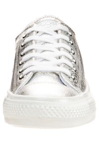 Silberne metallische Schnürsneaker mit texturierten Oberflächen, weißen Schnürsenkeln und einer Gummisohle mit Rautenmuster. Frontansicht.