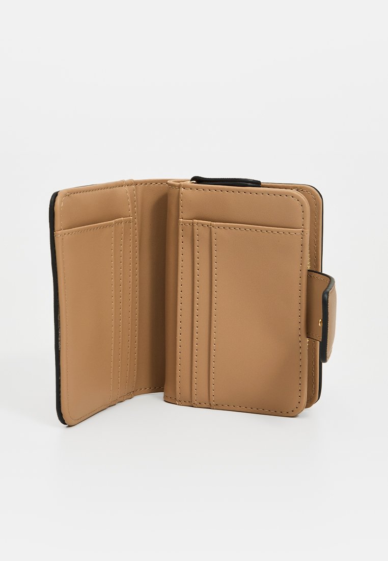 Portafoglio marrone chiaro con superficie testurizzata, dotato di più scomparti per carte e chiusura a pulsante, esposto in posizione aperta.