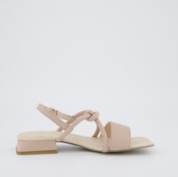 Sandali con tacco a blocco in finta pelle rosa, con design a strappo incrociato e un accento annodato. Punta aperta e cinturino posteriore con dettaglio in hardware dorato.