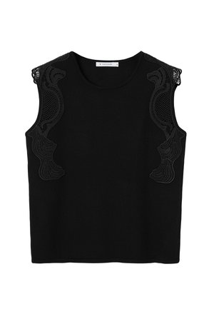 Juodas be rankovių palaidinė su išraiškinga juoda nėrinių apdaila ant pečių, apvaliu iškirpimu ir tiesia siluetu.