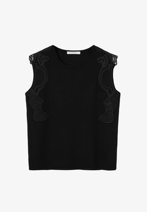Černý bezramínkový top s jemnými černými krajkovými detaily na ramenech, kulatým výstřihem a přímým střihem.