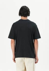 Only & Sons ONSIRON MAIDEN LIFE TEE - Apdrukāts T-krekls - jet black
