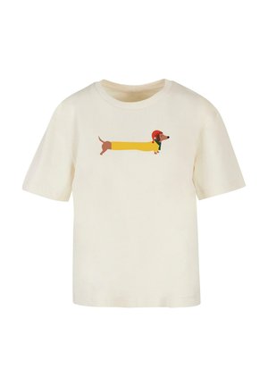T-shirt in cotone crema con grafica di un bassotto marrone con corpo giallo e cappello rosso, progettato con maniche corte e collo a giro.