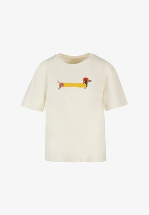 Krémové bavlnené tričko s grafickým motívom hnedého jazvečíka so žltým telom a červeným klobúkom, navrhnuté s krátkymi rukávmi a okrúhlym výstrihom.