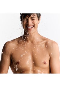 En barbröstad manlig figur med blöt hud, vatten som forsar ner, och visar en slät textur och naturlig fysik mot en vit bakgrund.