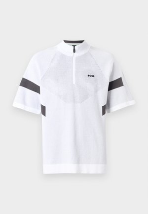 Witte polo met korte mouwen en een halve rits bij de kraag, met een gestructureerd ruitpatroon en donkergrijze accentstrepen op de mouwen.