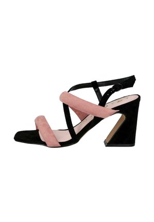Sandal de tacón de ante negro y rosa con tiras cruzadas y un tacón triangular. Presenta una correa ajustable en el tobillo para un mejor ajuste.