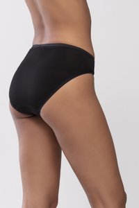 Czarne bawełniane majtki z umiarkowanym pokryciem, gładką fakturą i bezszwowym designem. Pasek w talii jest wykonany z miękkiej gumki, bez widocznych szwów.