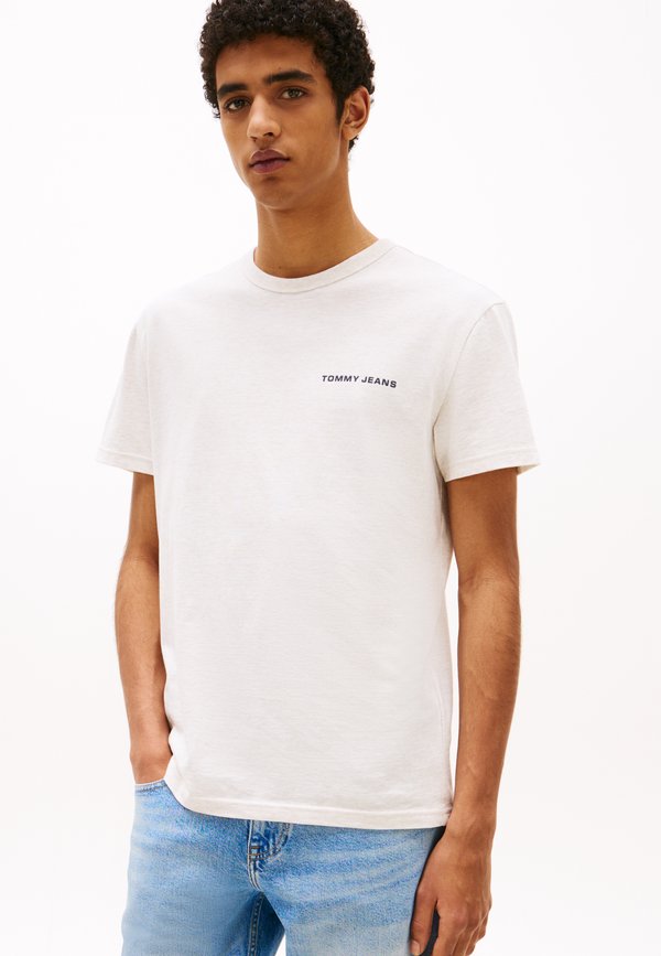 SLANTED CREST GRAPHIC TEE UNISEX - Print T-shirt - oat2