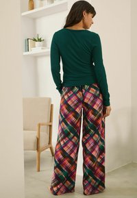 Next REGULAR FIT SET - Pidžaamakomplekt - green check